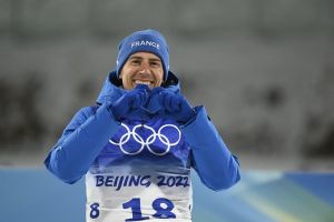 En biathlon Quentin Fillon Maillet remporte la Coupe du monde